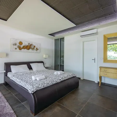 Experience By Interhome * Tar-Vabriga